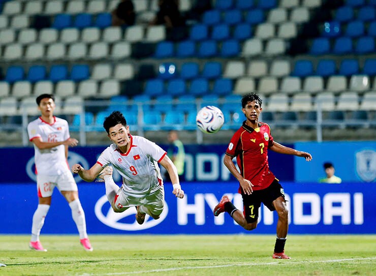 Đình Bắc thực sự khiến hàng thủ Timor Leste phải khốn khổ khi anh ghi tới 3 bàn. Nếu may mắn hơn, Đình Bắc phải có tới 4 bàn khi anh có 1 lần bị từ chối bàn thắng.