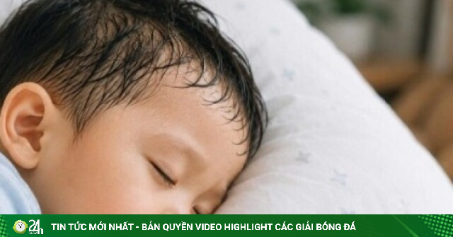 Trẻ đổ mồ hôi nhiều ở đầu: Thiếu chất hay dấu hiệu cảnh báo bệnh?