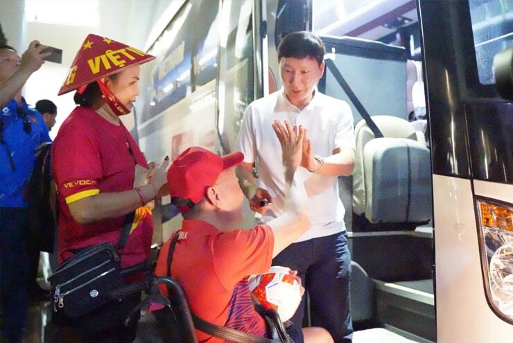 ĐT Việt Nam trở về Hà Nội, HLV Kim Sang Sik lập tức hướng tới Singapore - 4