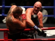 "Vua giang hồ" Fury trao nụ hôn "chết chóc" rồi knock-out đối thủ khổng lồ