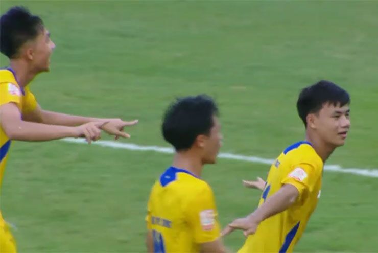 Thanh Đức (phải) ăn mừng bàn mở tỷ số của U21 SLNA