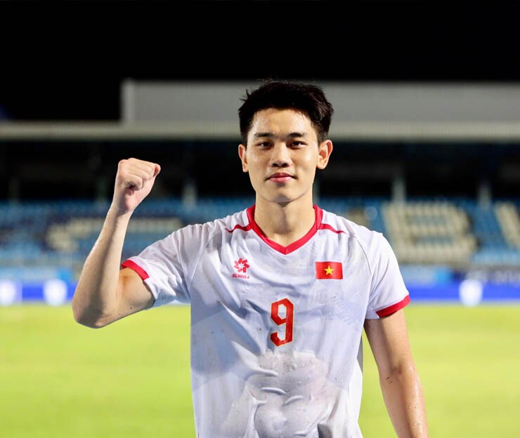 Đình Bắc làm người hâm mộ phát cuồng khi có hat-trick&nbsp;ngay tại kỳ AFF Cup đầu tiên trong sự nghiệp.