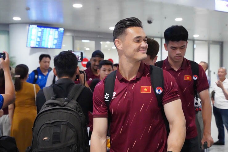 ĐT Việt Nam trở về Hà Nội, HLV Kim Sang Sik lập tức hướng tới Singapore - 5