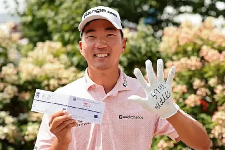 Cú putt hơn 7 mét đưa Michael Kim vào ngôi đền huyền thoại của PGA Tour