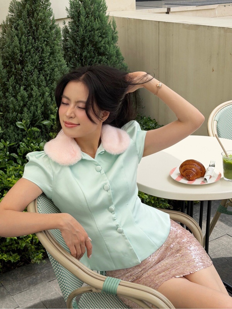 Hoàng Thùy Linh chăm mix đồ chưa đến một triệu đồng dạo phố - 1