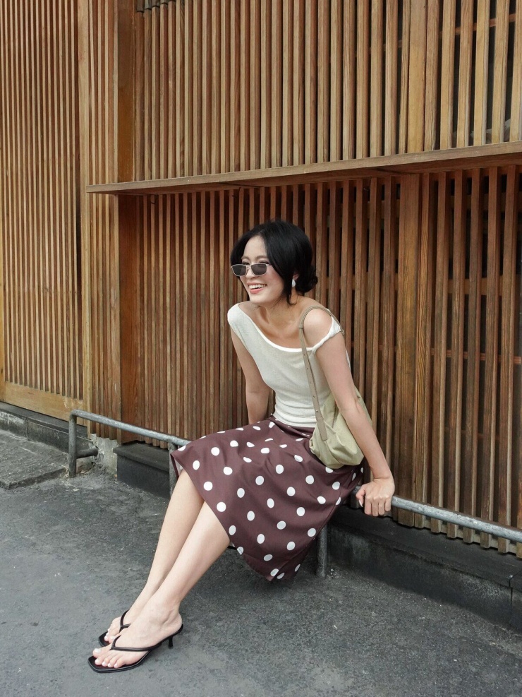 Hoàng Thùy Linh chăm mix đồ chưa đến một triệu đồng dạo phố - 3