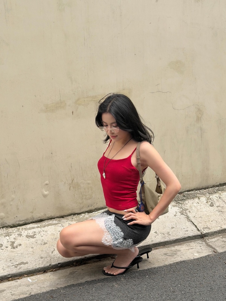 Hoàng Thùy Linh chăm mix đồ chưa đến một triệu đồng dạo phố - 6