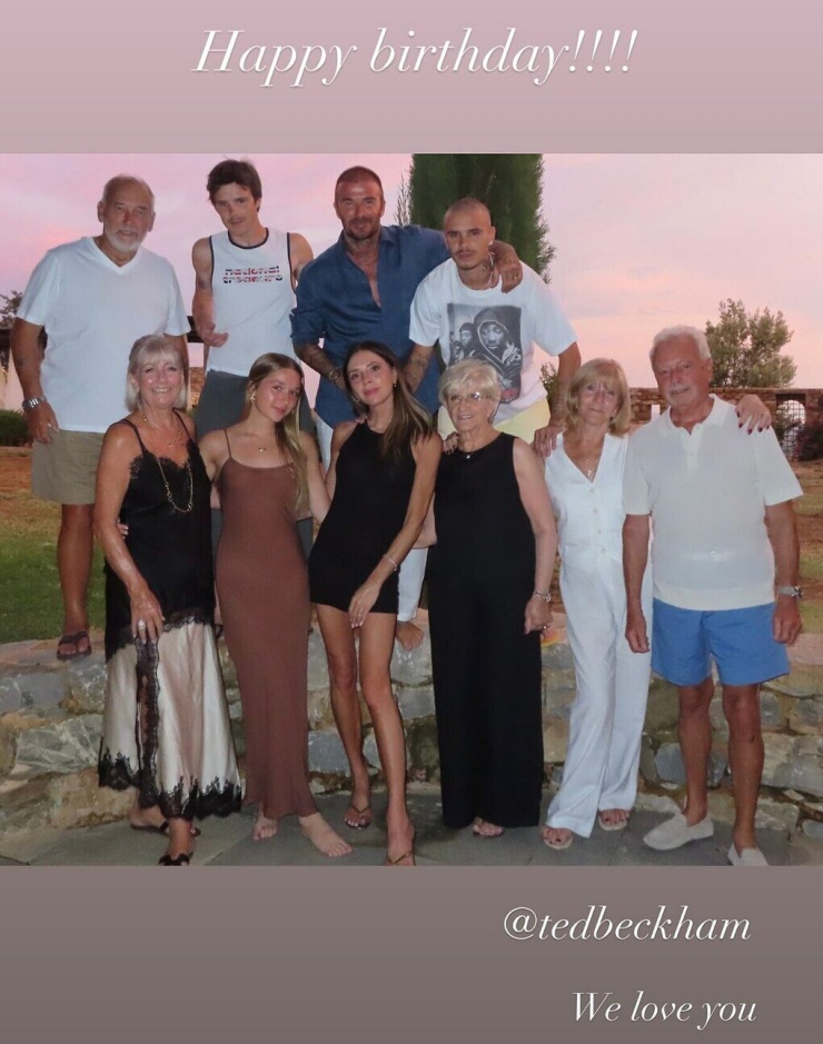 Bức ảnh đầy đủ các thành viên gia đình Becks - Vic trừ Brooklyn được Victoria đăng trên Instagram nhân dịp sinh nhật bố chồng. Ảnh chụp màn hình