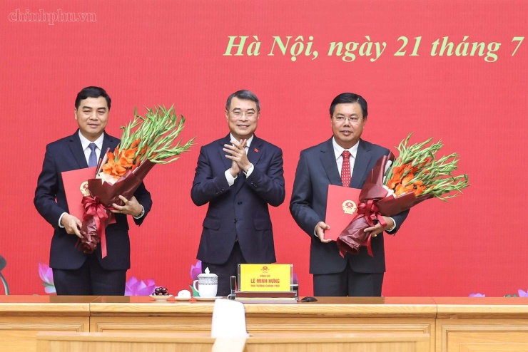 Thủ tướng Lê Minh Hưng trao quyết định và chúc mừng quyền Bộ trưởng Nội vụ Nguyễn Tiến Hải và Thứ trưởng thường trực Bộ Dân tộc và Tôn giáo Nguyễn Hoài Anh. Ảnh: VGP