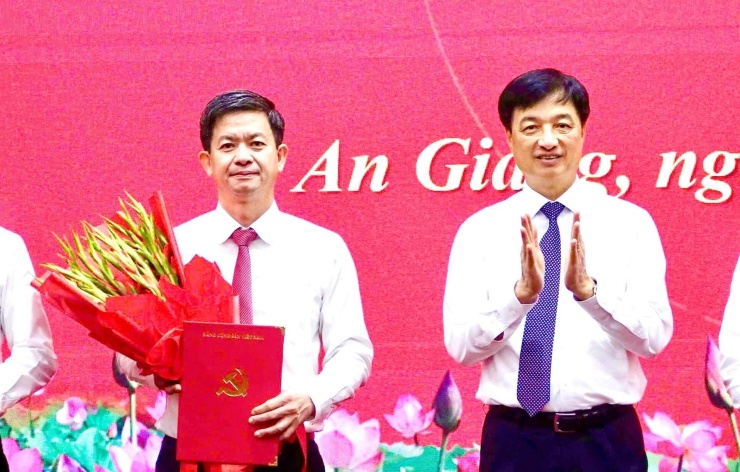 Trưởng Ban Tổ chức Trung ương Nguyễn Duy Ngọc trao quyết định của Bộ Chính trị cho ông Lê Quang Tùng, giữ chức Bí thư Tỉnh ủy An Giang nhiệm kỳ 2025 -2030. Ảnh: Hồng Cẩm