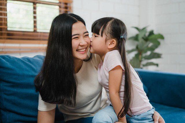 Mỗi lời động viên, mỗi lần lắng nghe hay một cái ôm đúng lúc đều có thể trở thành nền tảng để con lớn lên mạnh mẽ hơn. Ảnh minh họa