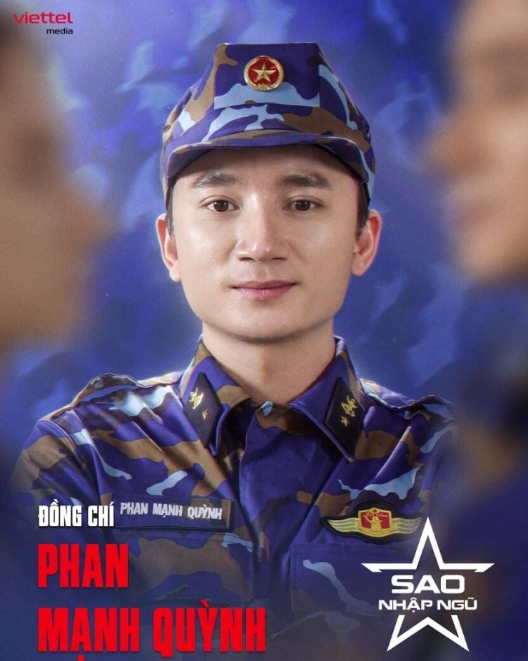 Phan Mạnh Quỳnh lần đầu trải nghiệm môi trường quân đội. (Ảnh: NSX)