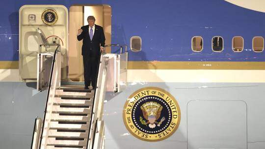 Tổng thống Mỹ Donald Trump trên chuyên cơ Air Force One tại sân bay quốc tế Thủ đô Bắc Kinh, ngày 13 tháng 5 năm 2026. Ảnh Getty Images