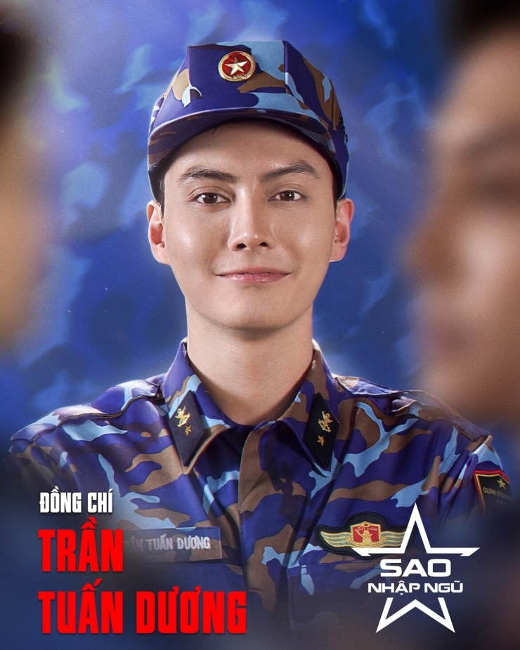 Tuấn Dương mang sổ tay nhập ngũ quyết tâm... xin chữ ký.&nbsp;(Ảnh: BTC)