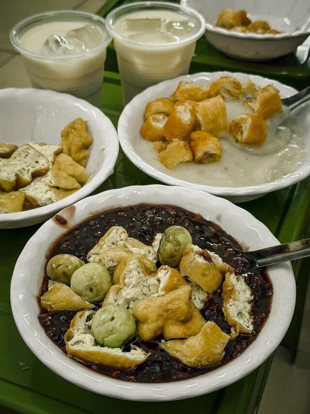 Khác với các loại cháo ăn nóng như cháo sườn, cháo gà... cháo đậu cà cần ăn nguội mới ngon. Ảnh HM