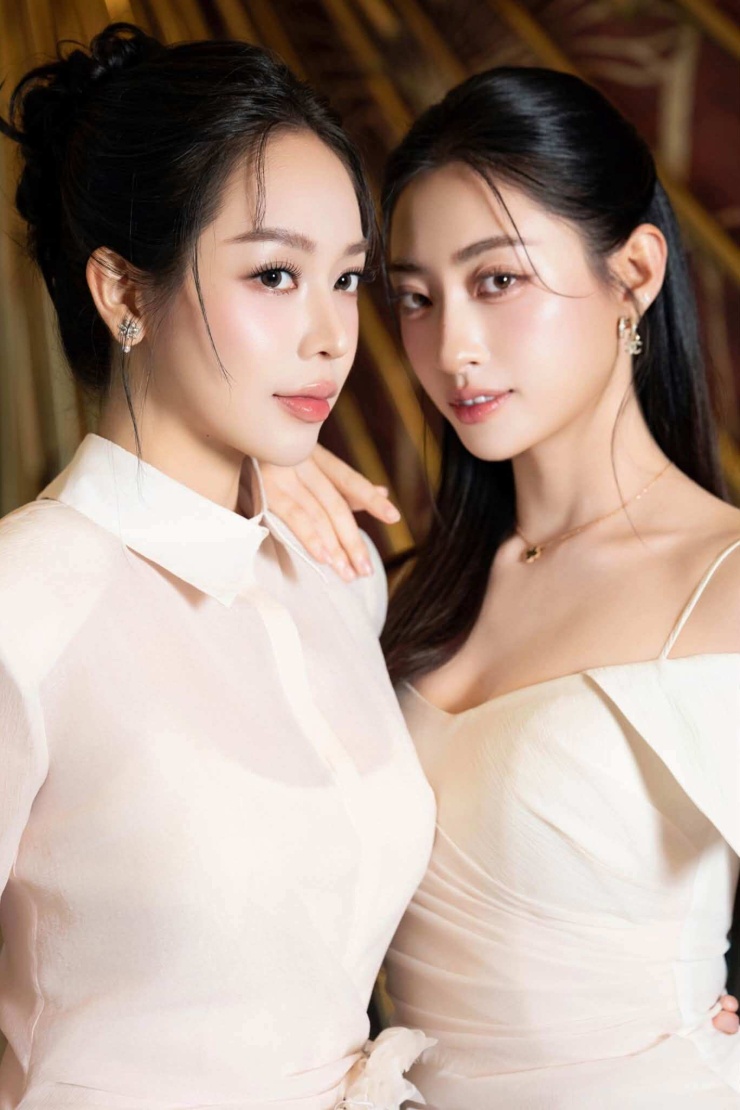 Thanh Thủy 'đọ sắc' với nàng hậu sở hữu đôi chân dài 1m22 - 1