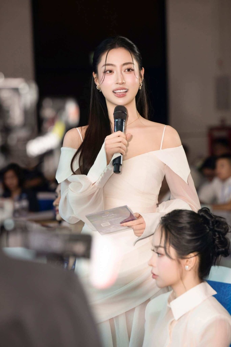 Thanh Thủy 'đọ sắc' với nàng hậu sở hữu đôi chân dài 1m22 - 4
