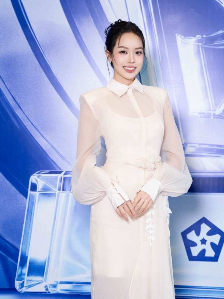 Thanh Thủy 'đọ sắc' với nàng hậu sở hữu đôi chân dài 1m22 - 7