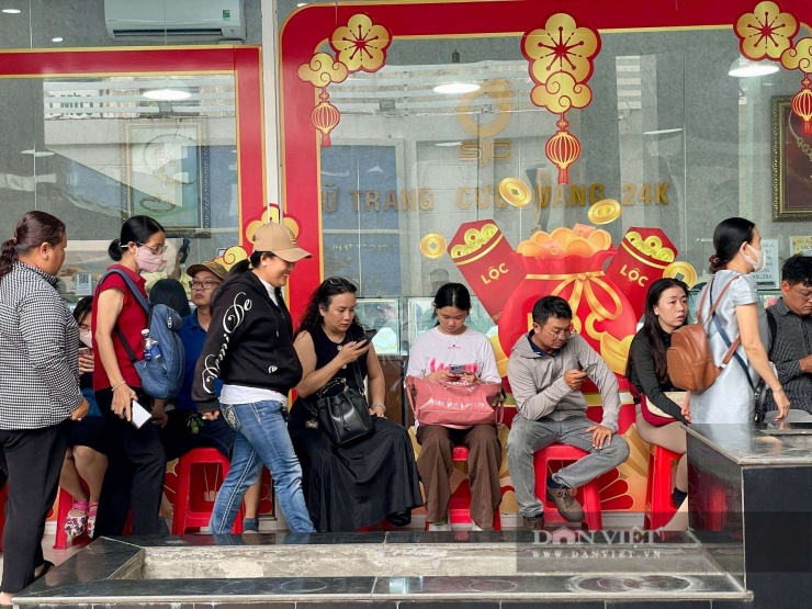 Khách nối đuôi chờ bán vàng ngày 23/7 tại TP.HCM. Ảnh: Hồng Phúc