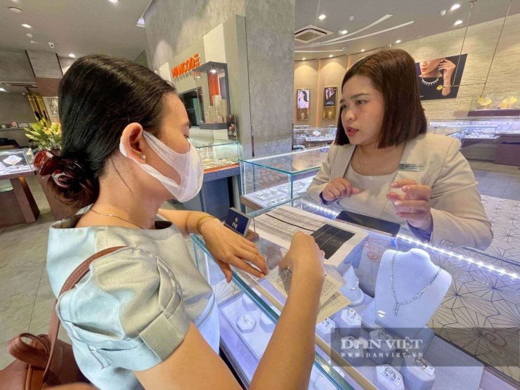 Khách giao dịch bán vàng, kim cương tại cửa hàng PNJ TP.HCM nhưng phải mang về vì cửa hàng chấp nhận mua, nhưng 4 tháng sau mới trả đủ tiền. Ảnh: Hồng Phúc