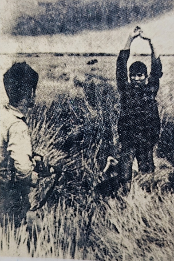 Chiến sĩ Tiểu đoàn 1 bắt quân địch trong trận Bình Đức, năm 1974.