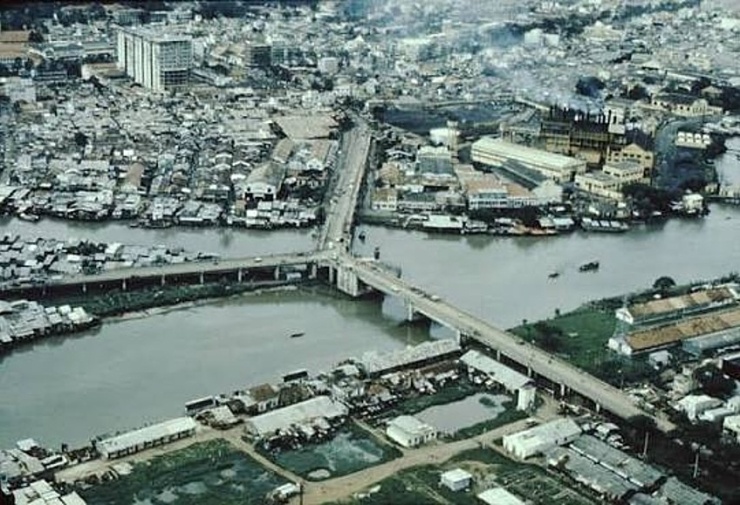 Cầu Chữ Y năm 1968 (khu vực quận 5 và 8 cũ) nằm ở cửa ngõ thành phố. Ảnh: Tư liệu