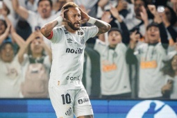 Neymar lập cú đúp, gây gổ đối thủ & ăn mừng phong cách "đánh bài"