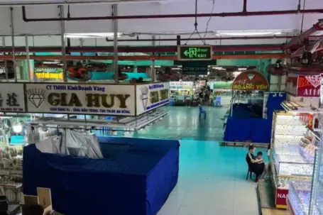 Ngỡ ngàng loạt tiệm vàng, kim cương ‘trùm mền’ giữa chợ