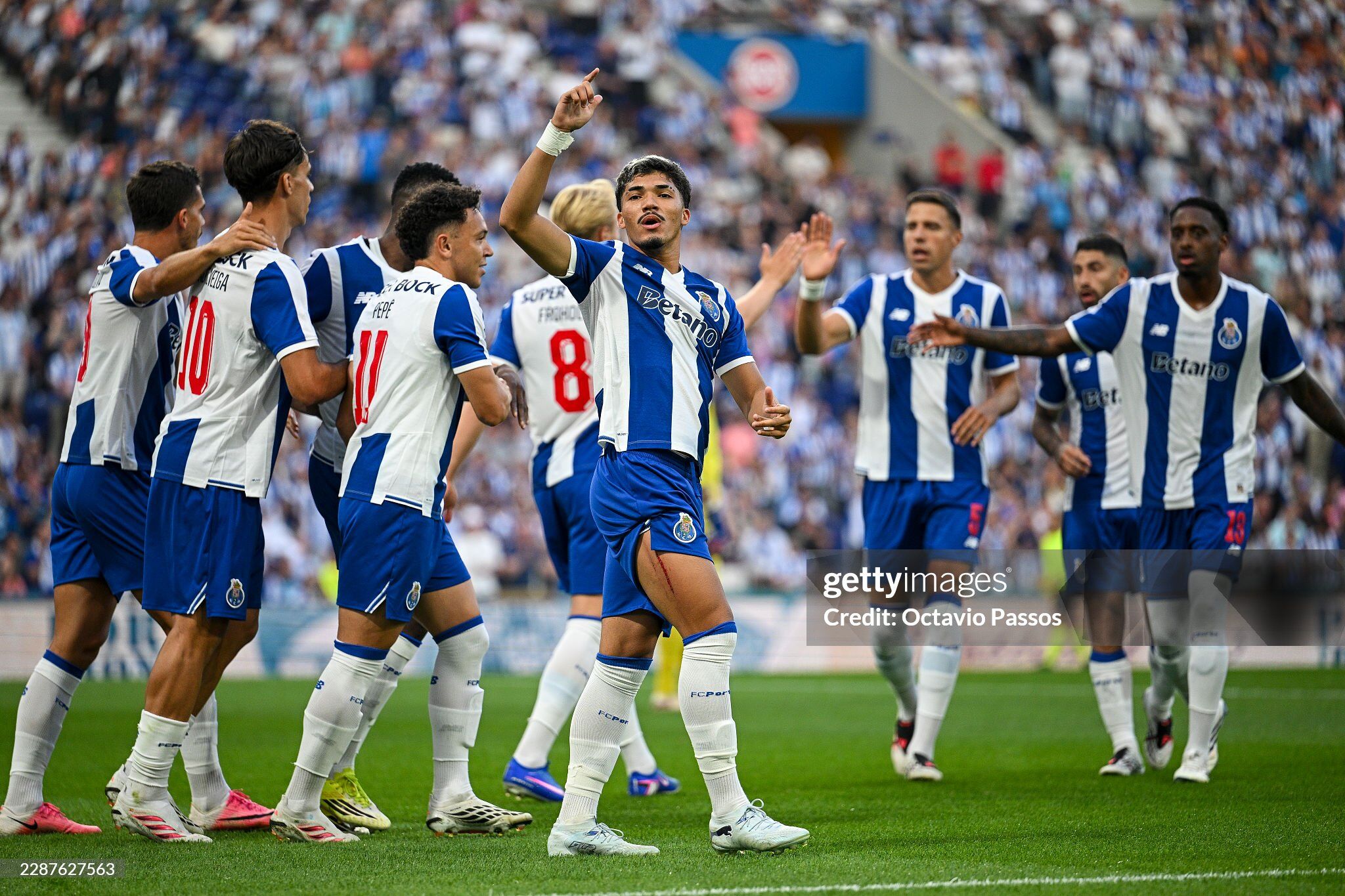 Porto là đội mở tỷ số, với pha làm bàn ngay phút thứ 5 của&nbsp;William Gomes