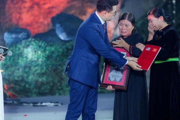 MC Hạnh Phúc, Khánh Vy nghẹn ngào khi dẫn cầu truyền hình 'Sao sáng dẫn đường'