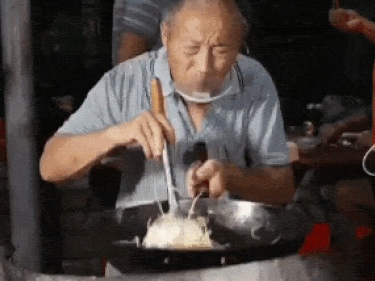 Chủ quán U70 nổi tiếng nhờ vừa nhún nhảy vừa xào mì