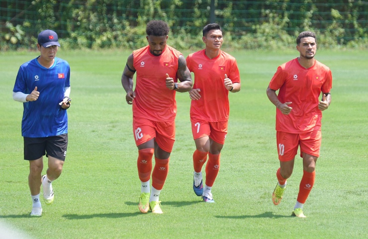 Do vừa trải qua trận đấu mở màn gặp Timor Leste cùng hành trình di chuyển từ Thái Lan về Hà Nội, HLV Kim Sang Sik chia đội thành hai nhóm để đảm bảo thể trạng cho các cầu thủ. 