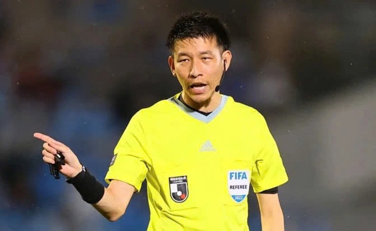 Trọng tài Hiroki Kasahara nổi tiếng nghiêm khắc. Ảnh: AFLO SPORT
