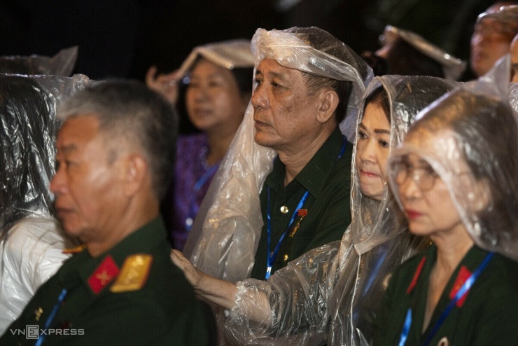Nước mắt trong đêm tưởng niệm liệt sĩ ở công viên Lê Thị Riêng - 14