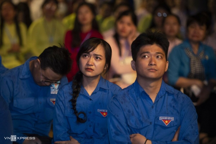 Nước mắt trong đêm tưởng niệm liệt sĩ ở công viên Lê Thị Riêng - 13