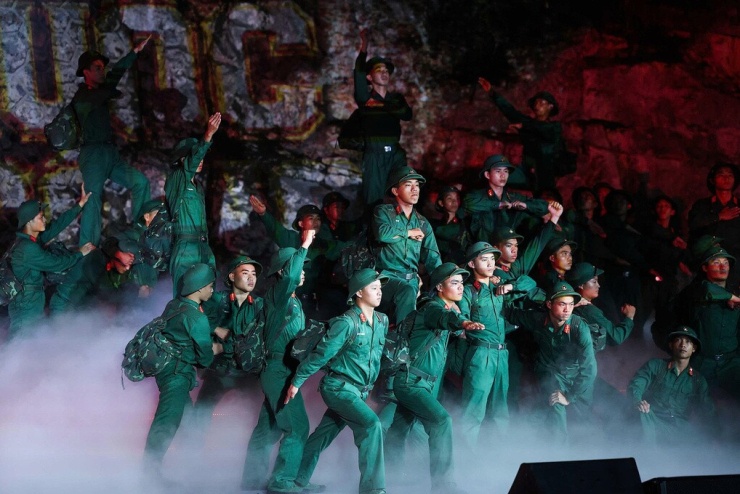 Chương trình nghệ thuật chính luận "Sao sáng dẫn đường" diễn ra hơn hai tiếng, được nhiều khán giả nhận xét giàu cảm xúc. Ảnh: Thanh Mai