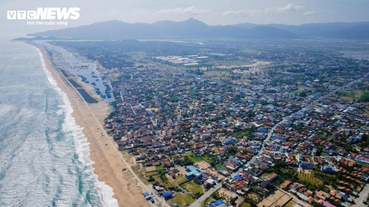 Nằm nép mình bên bờ biển phía Nam tỉnh Đắk Lắk, làng Lò (phường Hòa Hiệp) là nơi sinh sống của khoảng 1.500 hộ dân, chia thành 3 khu dân cư: Lò 1, Lò 2 và Lò 3. Trải qua nhiều thế hệ, nơi đây vẫn lưu giữ được nét nguyên sơ của làng chài truyền thống với hàng trăm ngôi nhà mái ngói đỏ, những con hẻm nhỏ hướng ra biển và nhịp sống chậm rãi của cư dân miền duyên hải.