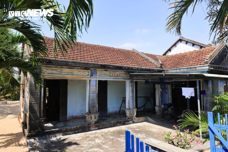 Những viên ngói phủ rêu, lớp tường bạc màu vì nắng gió, các vết nứt theo thời gian được lưu giữ trong ký ức của nhiều thế hệ cư dân làng chài.