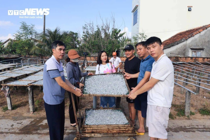Từ một vùng quê chỉ sống nhờ nghề đánh bắt hải sản, ngư dân làng Lò đang từng bước thích nghi với ngành kinh tế mới - du lịch cộng đồng. Nhiều ngôi nhà được cải tạo thành homestay, trong khi các hoạt động văn hóa truyền thống cũng trở thành sản phẩm phục vụ du khách (Ảnh: du khách trải nghiệm nghề hấp cá)