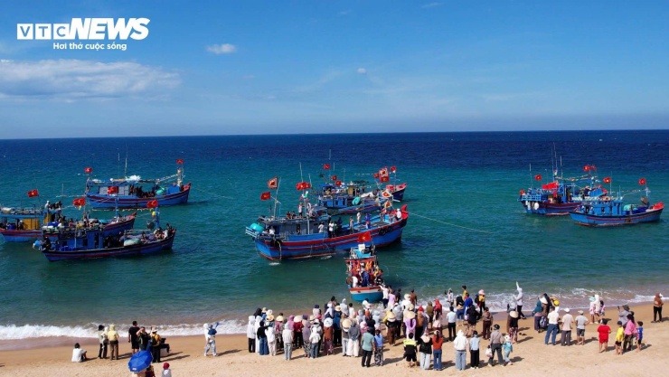 Đến làng Lò, du khách không chỉ được đón bình minh trên biển hay theo chân ngư dân kéo lưới mà còn có cơ hội thưởng thức hô hát bài chòi, hát bội và hòa mình vào các lễ hội truyền thống của cư dân miền biển nếu đến đúng dịp.