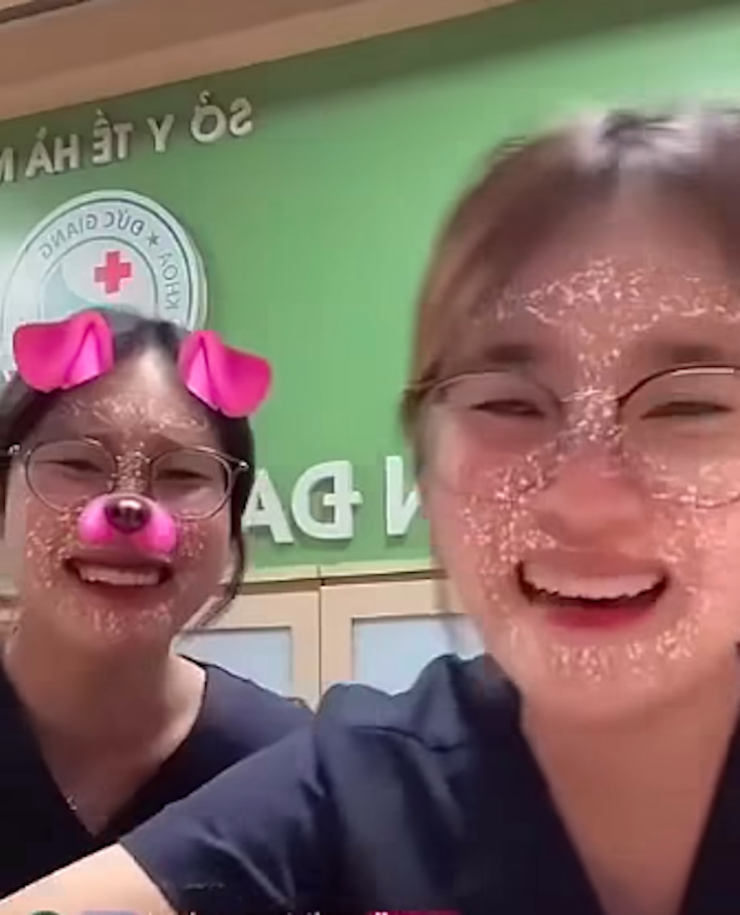 Hai sinh viên thực tập có lời nói thiếu chuẩn mực khi quay clip tại Bệnh viện Đa khoa Đức Giang. Ảnh chụp màn hình 