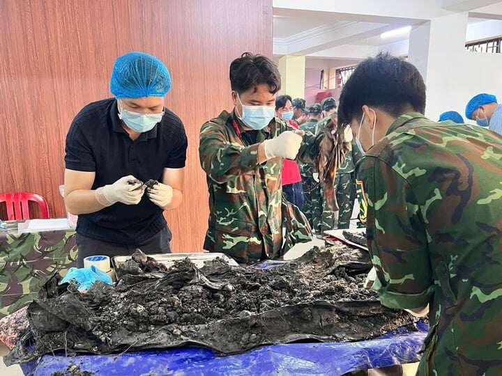  Ths. Bác sĩ Vương Gia Bảo (mũ xanh) thực hiện lấy mẫu để gửi đi xét nghiệm  ADN, xác định danh tính liệt sĩ tại khu vực Công viên Lê Thị Riêng. (Ảnh: NVCC)  
