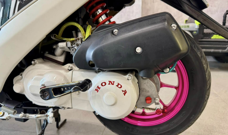 Honda Dio Baja sử dụng động cơ 49 cc, xi-lanh đơn, 2 thì, làm mát bằng gió.