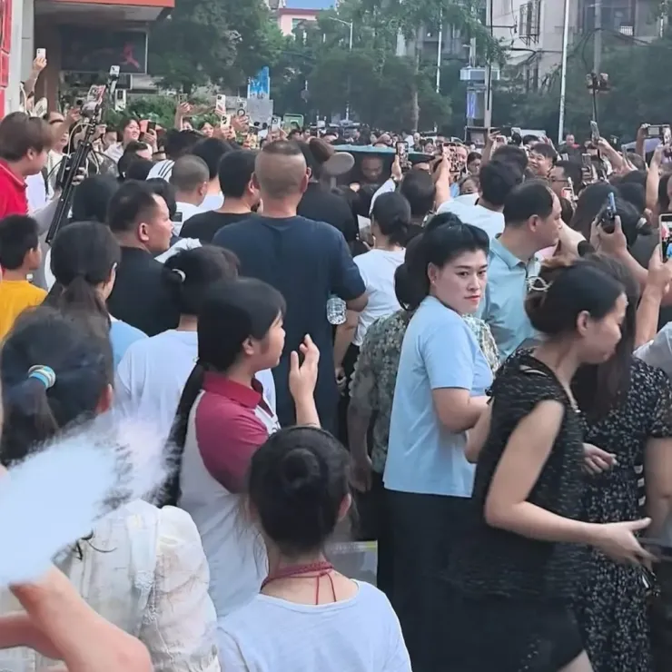 Lượng khách tăng không chỉ giúp quầy mì của ông Vạn đông hơn mà còn mang thêm khách cho các hộ kinh doanh quanh khu chợ đêm. Ảnh: News
