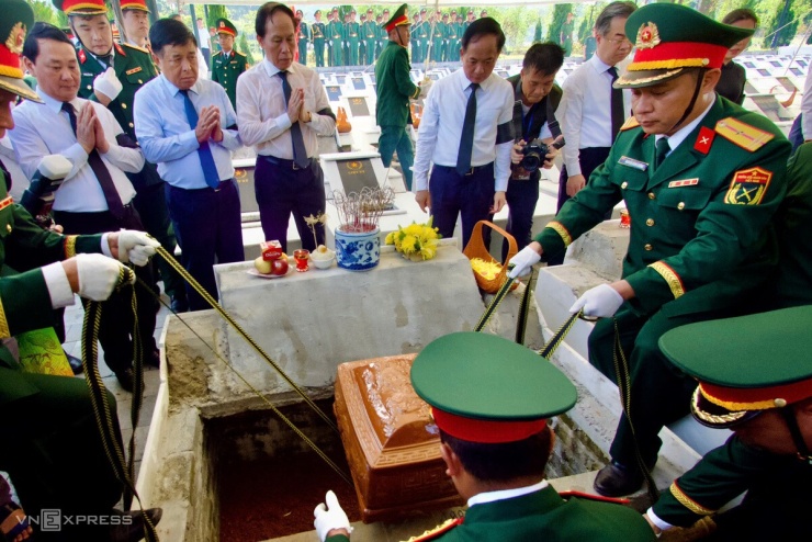 Sau nhiều năm nằm lại biên cương, những người lính được an táng cạnh đồng đội.