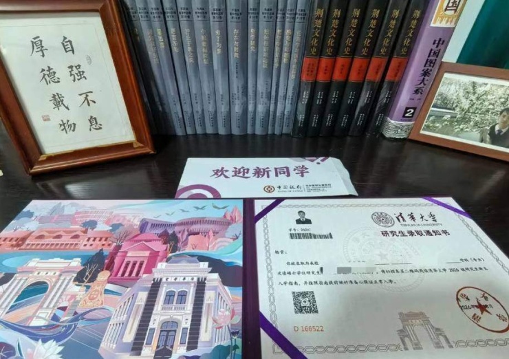 Yang khoe giấy báo nhập học trường Thanh Hoa sau 8 năm kiên trì. Ảnh: Douyin