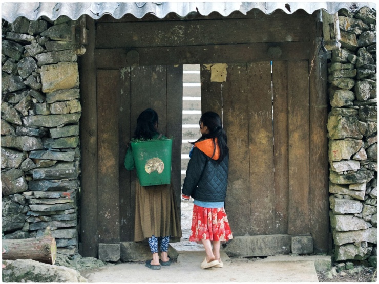 Ở làng Sảo Há hiện chưa có dịch vụ du lịch. Vì núi rộng, làng hẹp, lại chưa có điện nước sinh hoạt và sóng điện thoại cũng không ổn định nên điểm đến này chỉ phù hợp để du khách ghé thăm trong ngày