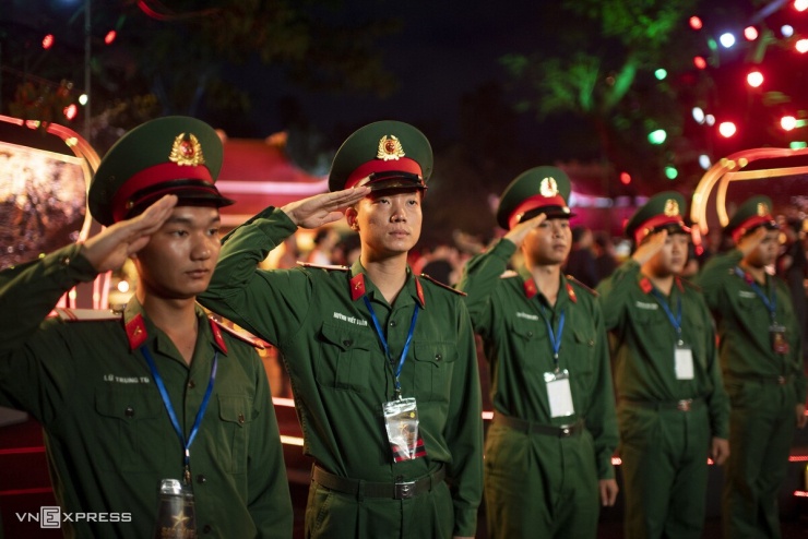 Cầu truyền hình gồm ba chương: Những người chưa bao giờ khuất, Mệnh lệnh trái tim - Chiến dịch 500 ngày đêm và Trả lại tên cho các anh. Xuyên suốt chương trình là những câu chuyện về hành trình tri ân, đưa các liệt sĩ trở về với tên tuổi, quê hương và gia đình; khắc họa nỗi chờ đợi của thân nhân cùng sự dấn thân của lực lượng tìm kiếm, quy tập hài cốt, các nhà khoa học và những người âm thầm giải mã ADN, tư liệu, kỷ vật để trả lại danh tính cho những người đã hy sinh.