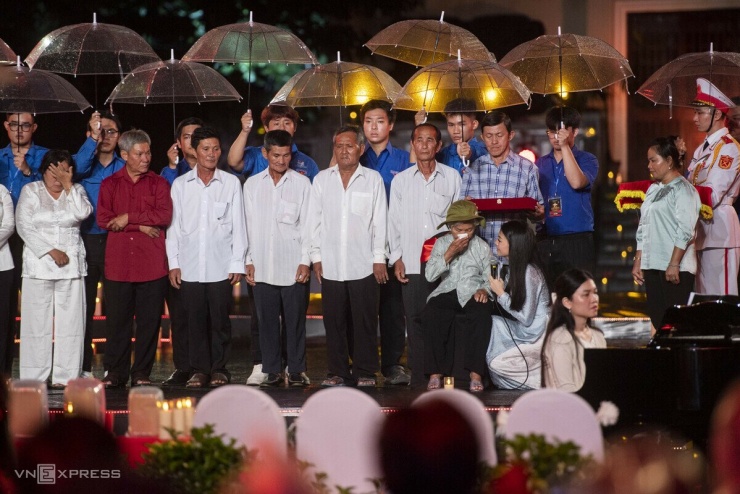 Tám anh chị em liệt sĩ Huỳnh Văn Quên từ Tây Ninh đến dự lễ. Nhận lại kỷ vật của người anh hy sinh 58 năm, nhiều người bật khóc. Bà Nguyễn Thị Lệ, 79 tuổi, vợ liệt sĩ, cũng nghẹn ngào.