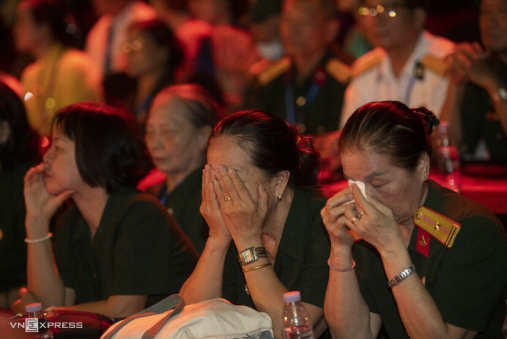 Nhiều người xem chương trình trong đó có đồng đội, người thân các liệt sĩ không cầm được nước mắt khi nghe những câu chuyện đi tìm hài cốt liệt sĩ.